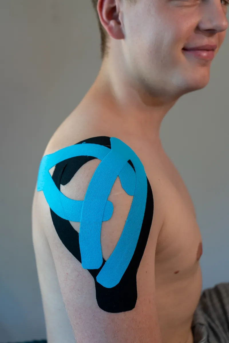 Kinesio-Tape an der Schulter